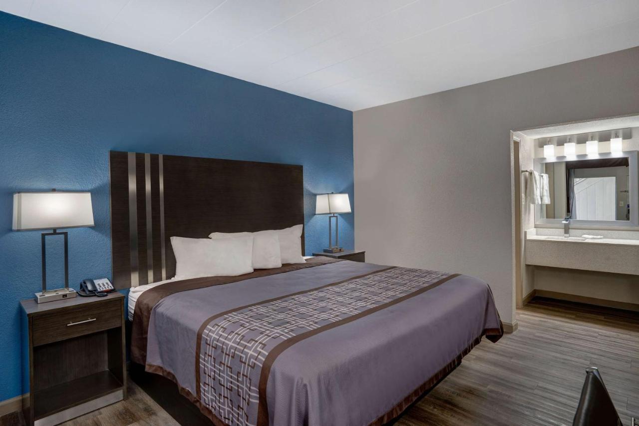 6 Hotel