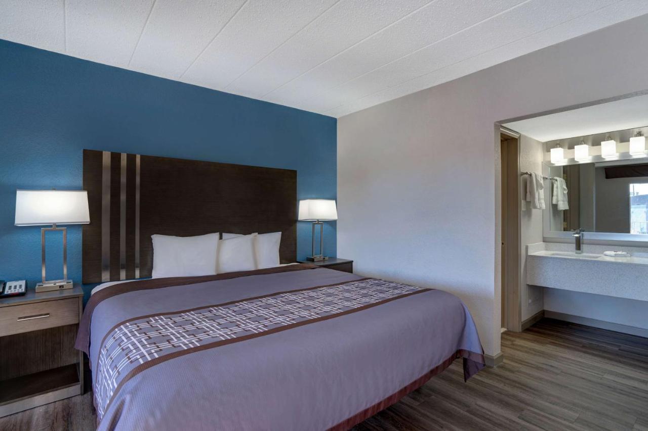 6 Hotel