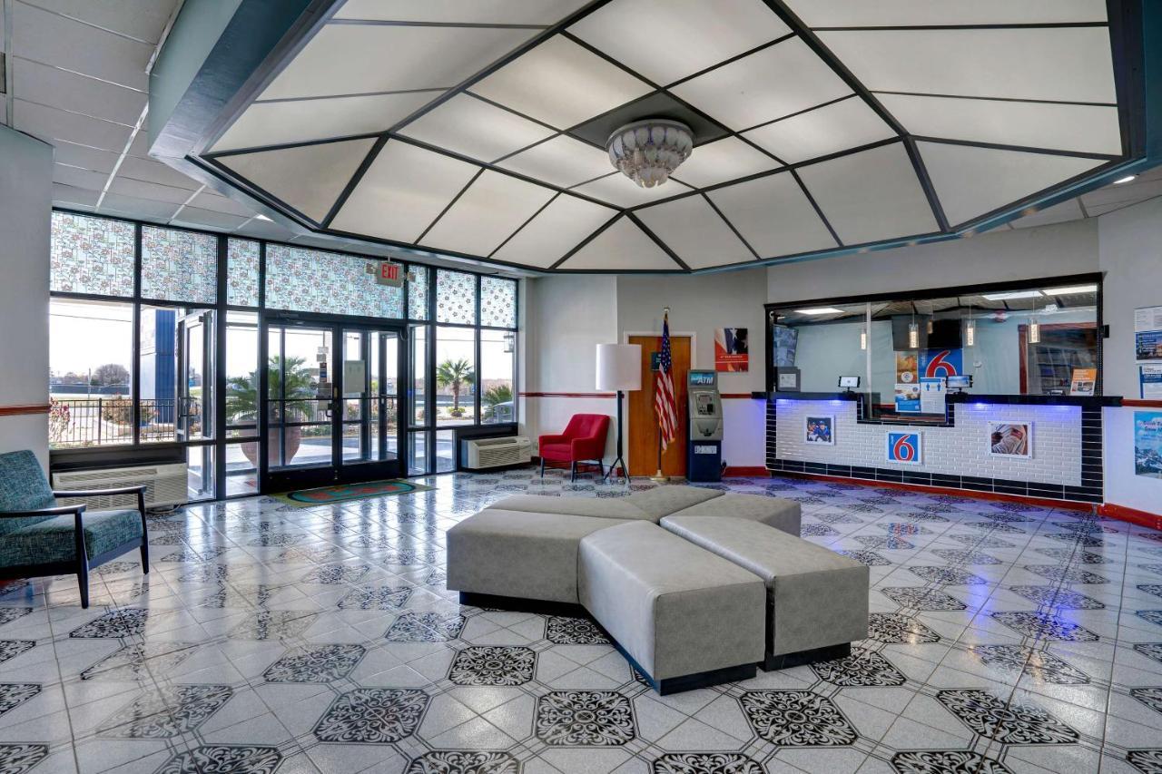 6 Hotel